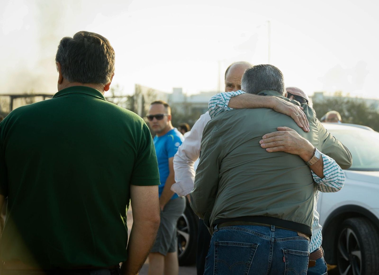 Trabajadores de Mabe se abrazan tras el incendio.
