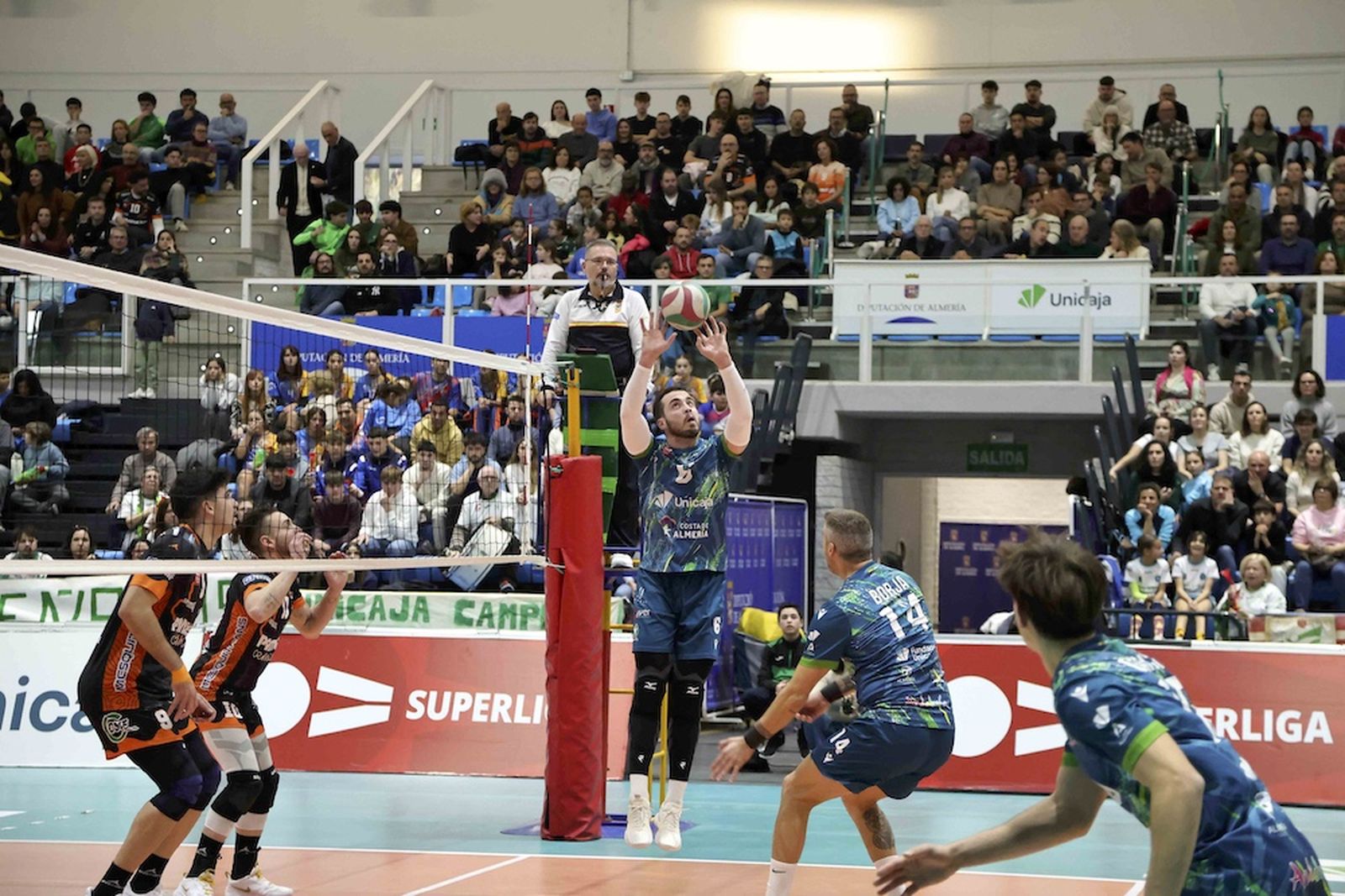 Bernardo Westermann coloca una bola a uno de sus compañeros en un partido celebrado en el Moisés Ruiz.