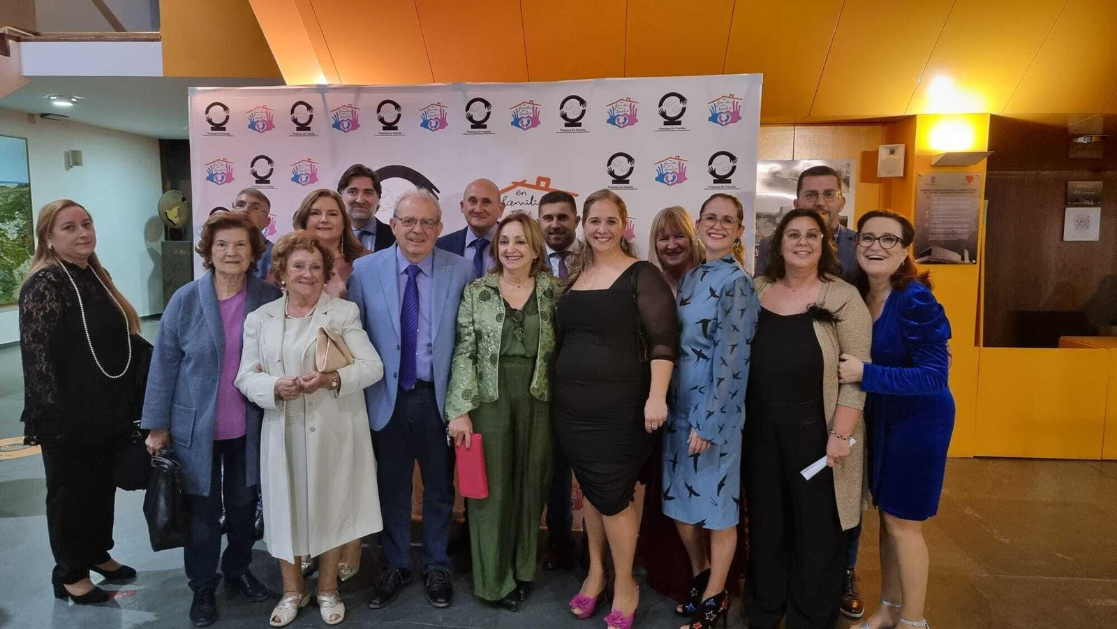 Participantes y premiados en la gala junto al alcalde.