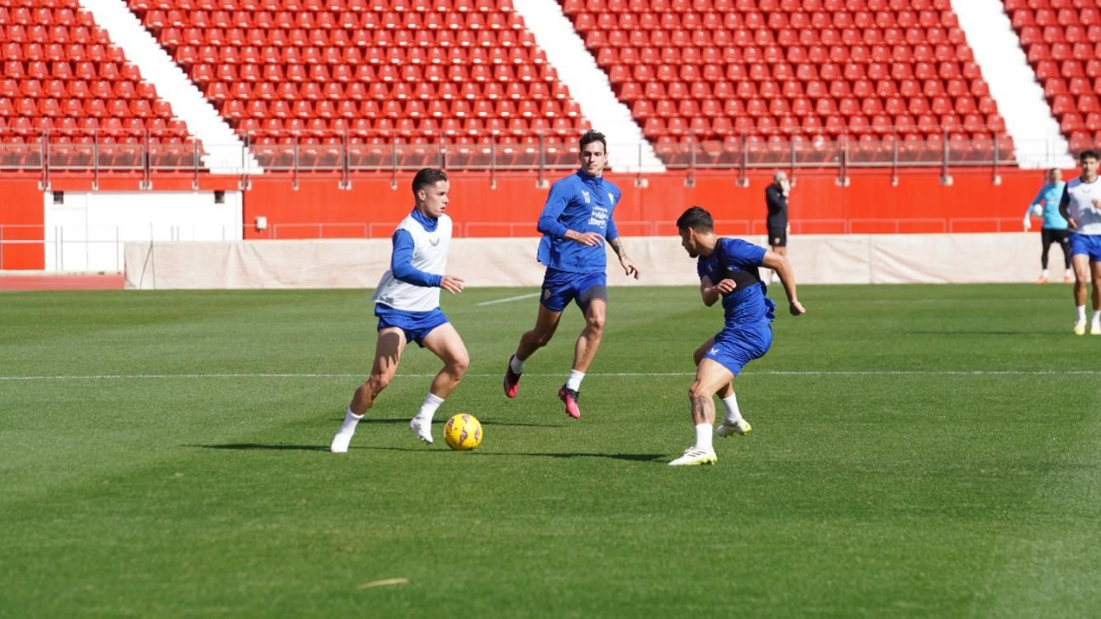 Sergio Arribas encara a Lucas Robertone en el entrenamiento de este jueves.