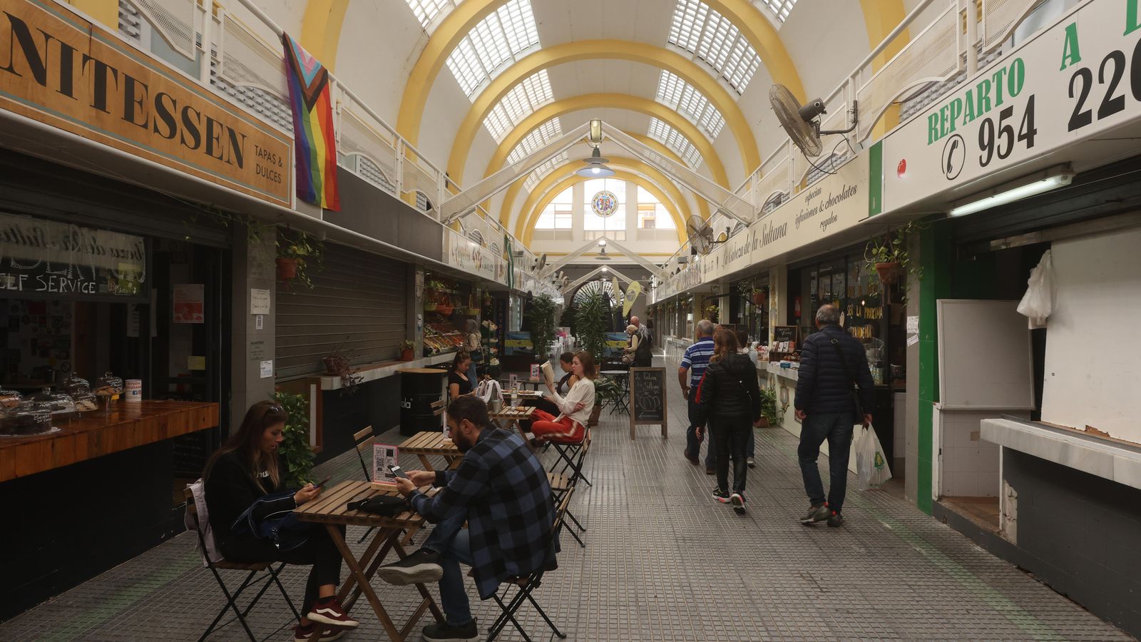 Viandantes pasean por el mercado del Arenal