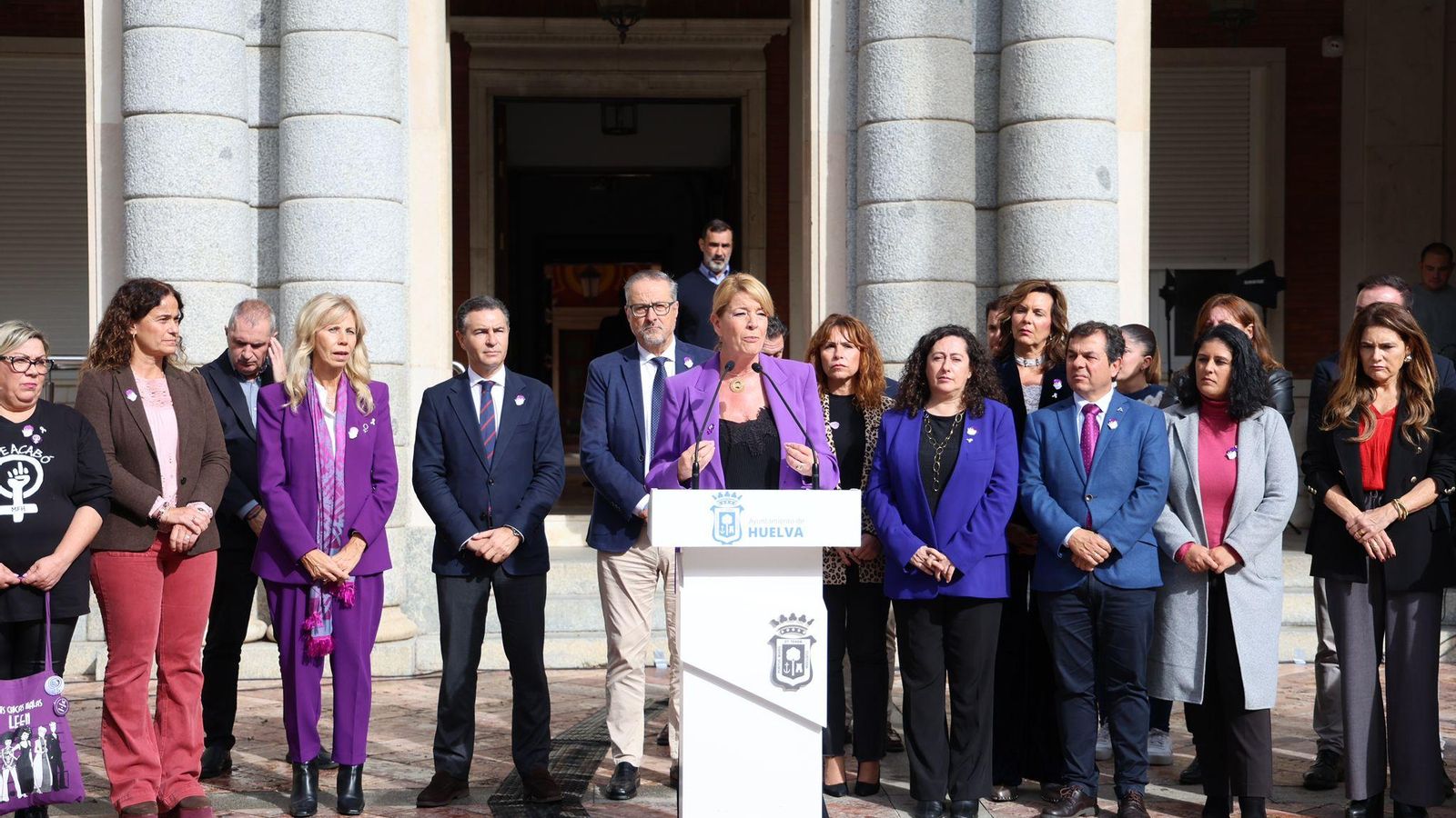 Minuto de silencio en el Ayuntamiento de Huelva.