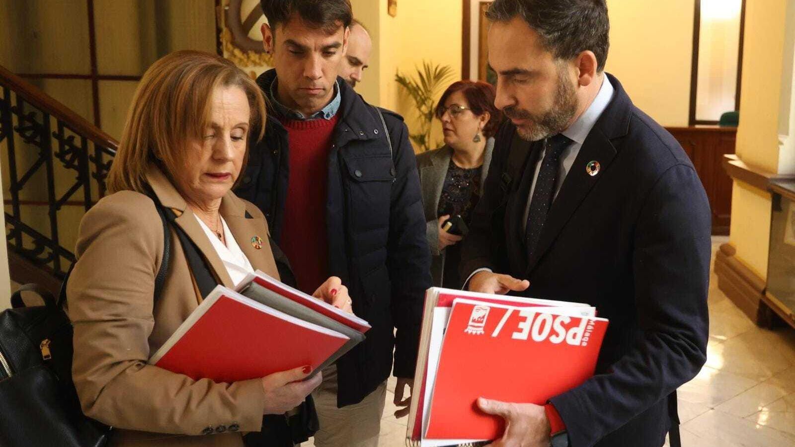 El portavoz del PSOE, Daniel Pérez, junto a la edil Begoña Medina, antes del pleno.