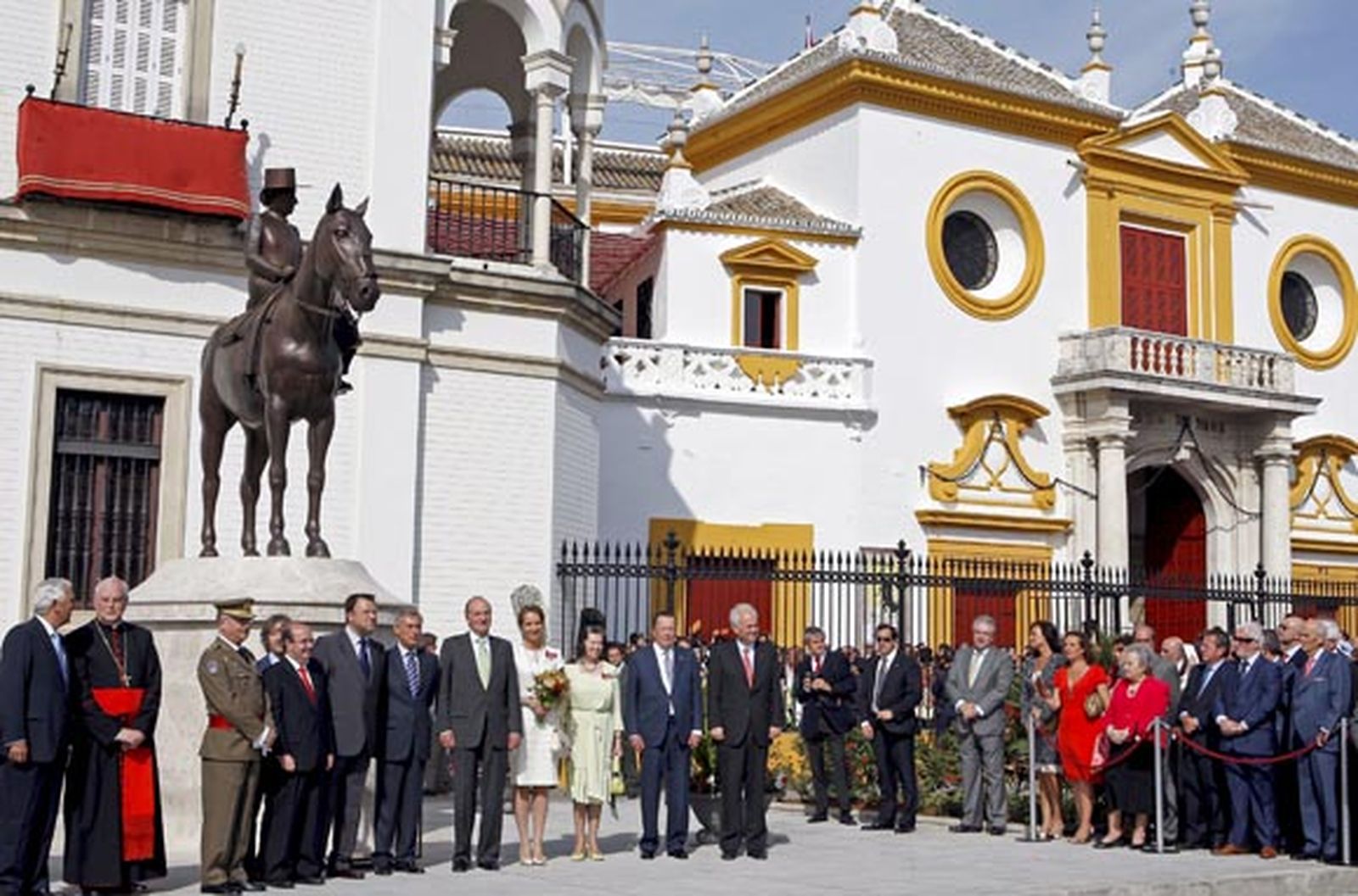 El Rey y la Infanta Elena inauguran la escultura de la Condesa de Barcelona