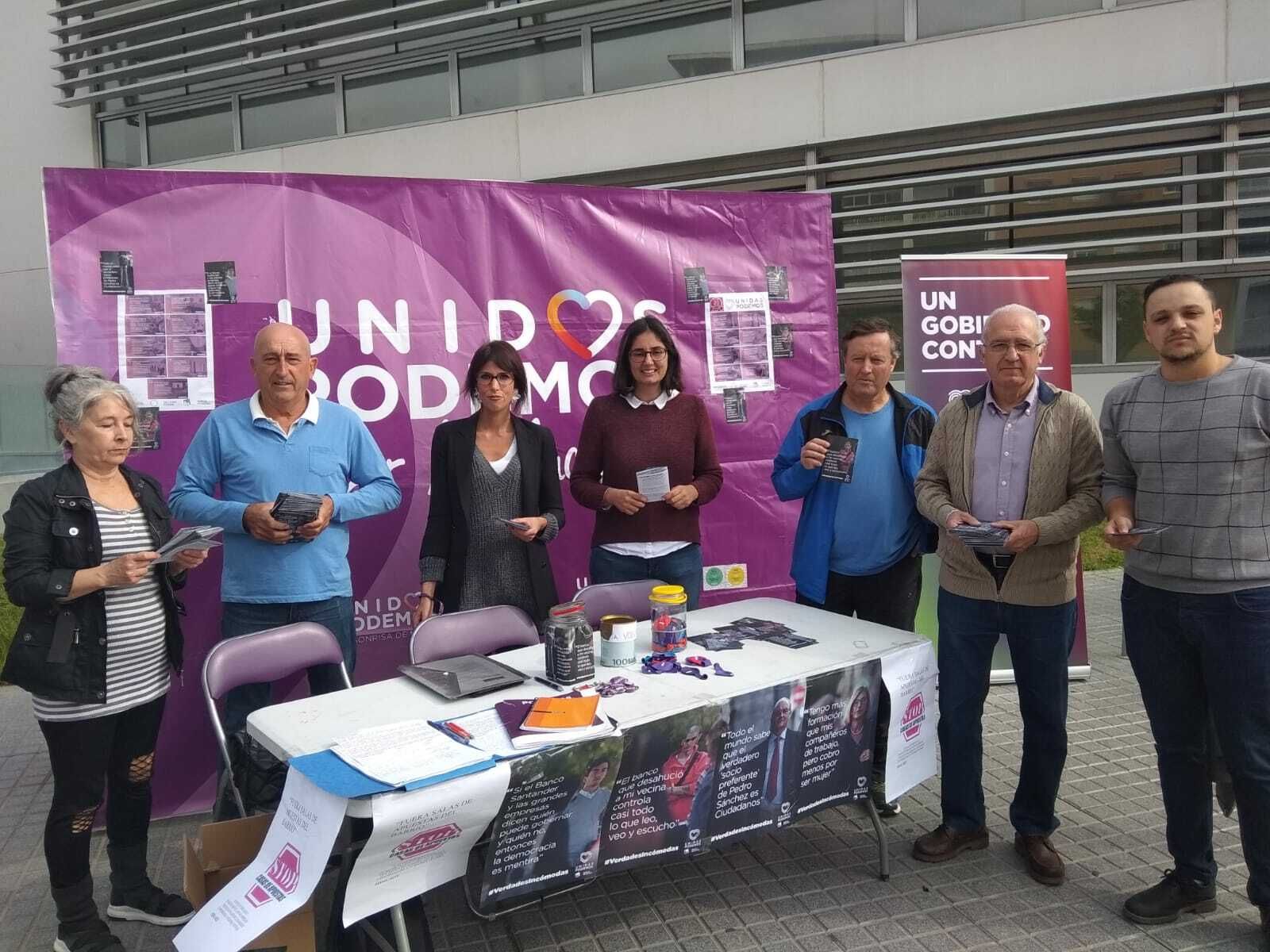 Martina Velarde y Carmen María Ruiz, en el centro.