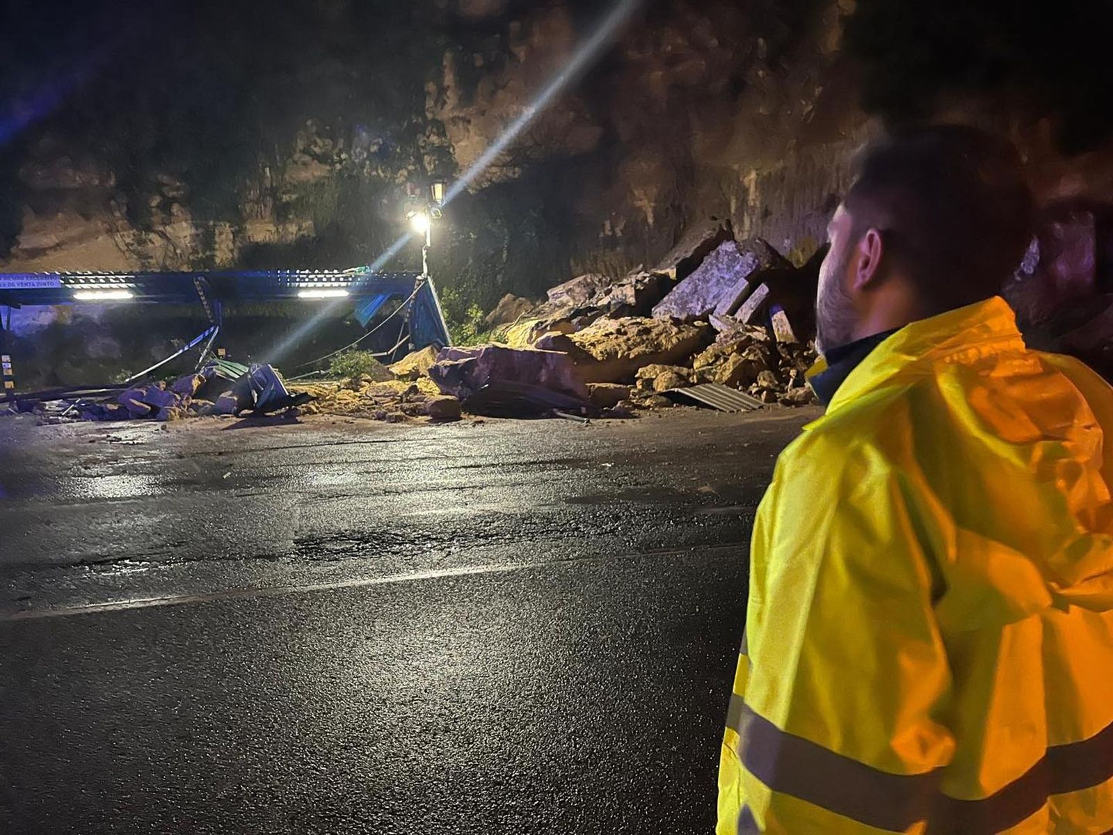 Las rocas caídas sobre el aparcamiento