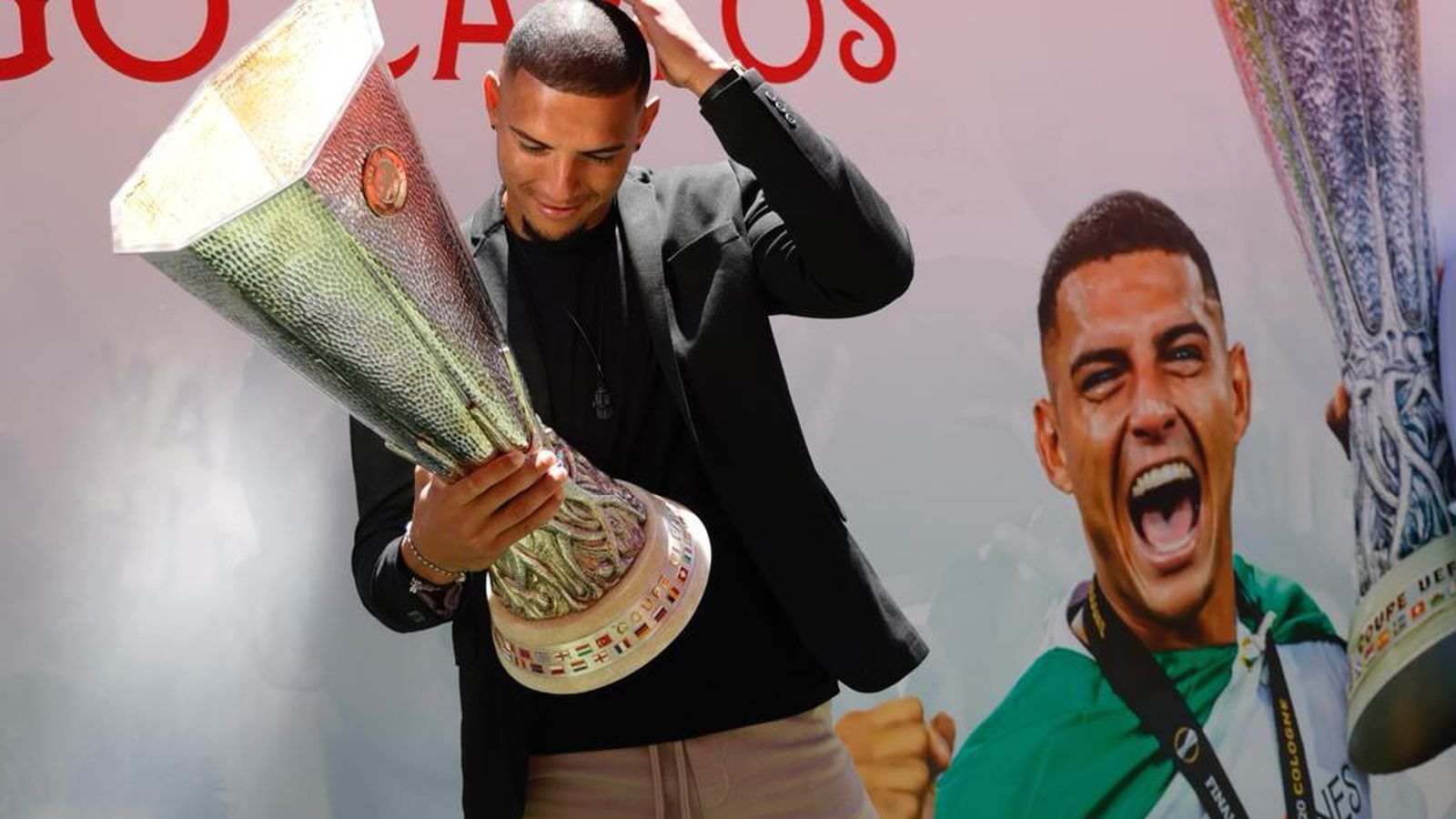 Diego Carlos coge la Europa League sin esfuerzo con una sola mano.