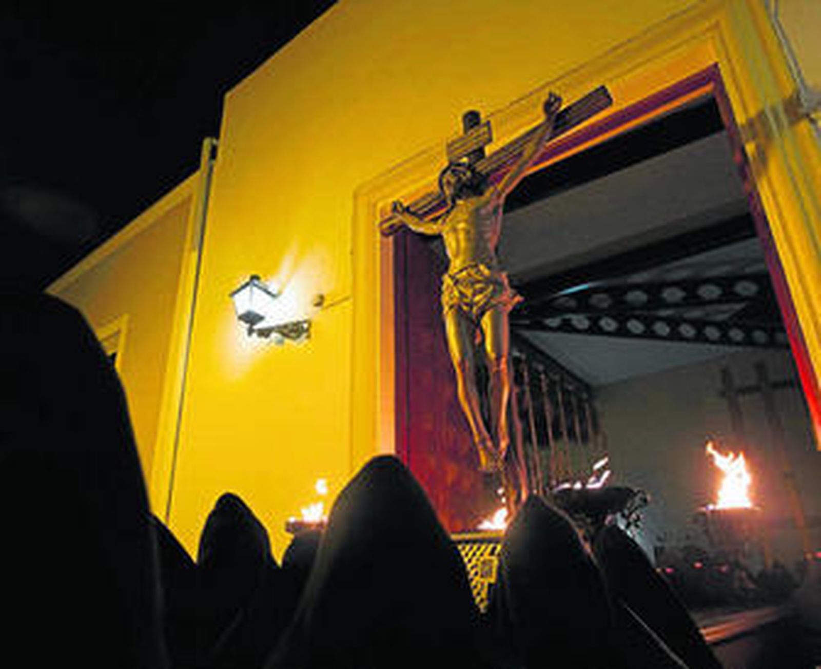 El Santo Cristo del Perdón en el momento de su salida el pasado año.