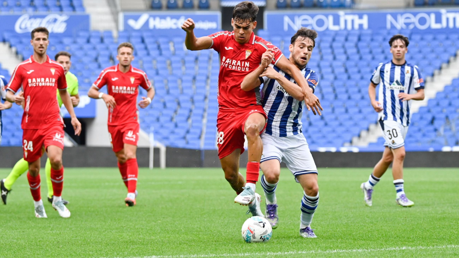 Jan Salas intenta marcharse de la presencia de un rival.