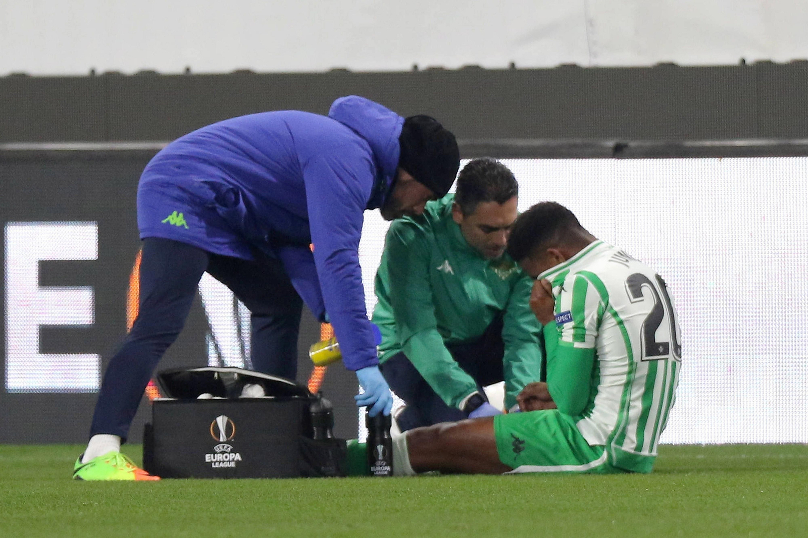 Los doctores béticos atienden a Júnior en el duelo ante el Rennes.