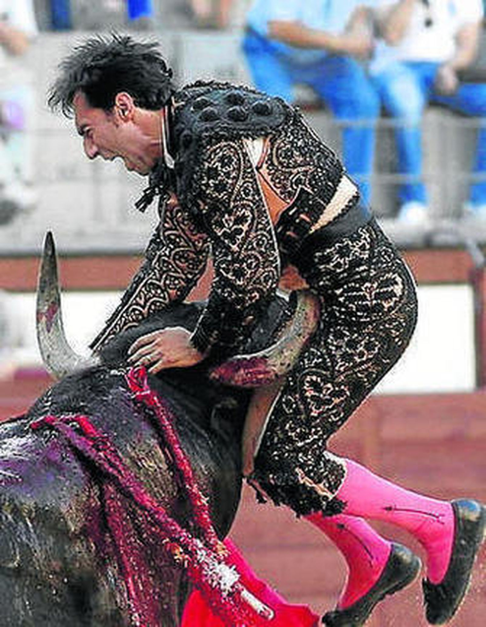 Cruz recibiendo la cornada.