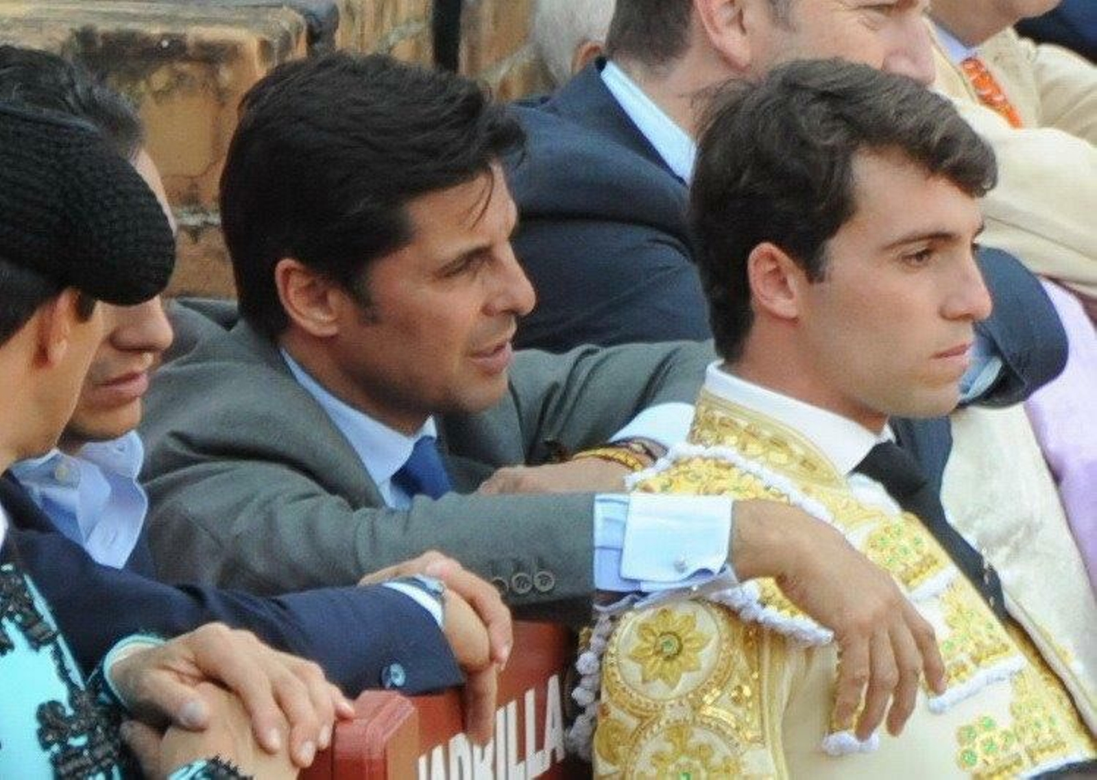 Rafa Serna , que llevó lazo negro prendido del traje de luces en señal de duelo por su padre, arropado por Francisco Rivera