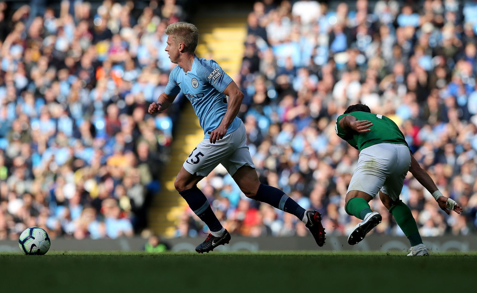 Zinchenko conduce el balón en un partido del City.