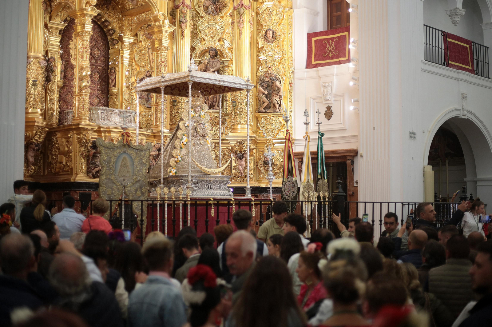 El Rocío 2023: Salto a la reja y procesión de la Virgen del Rocío en imágenes