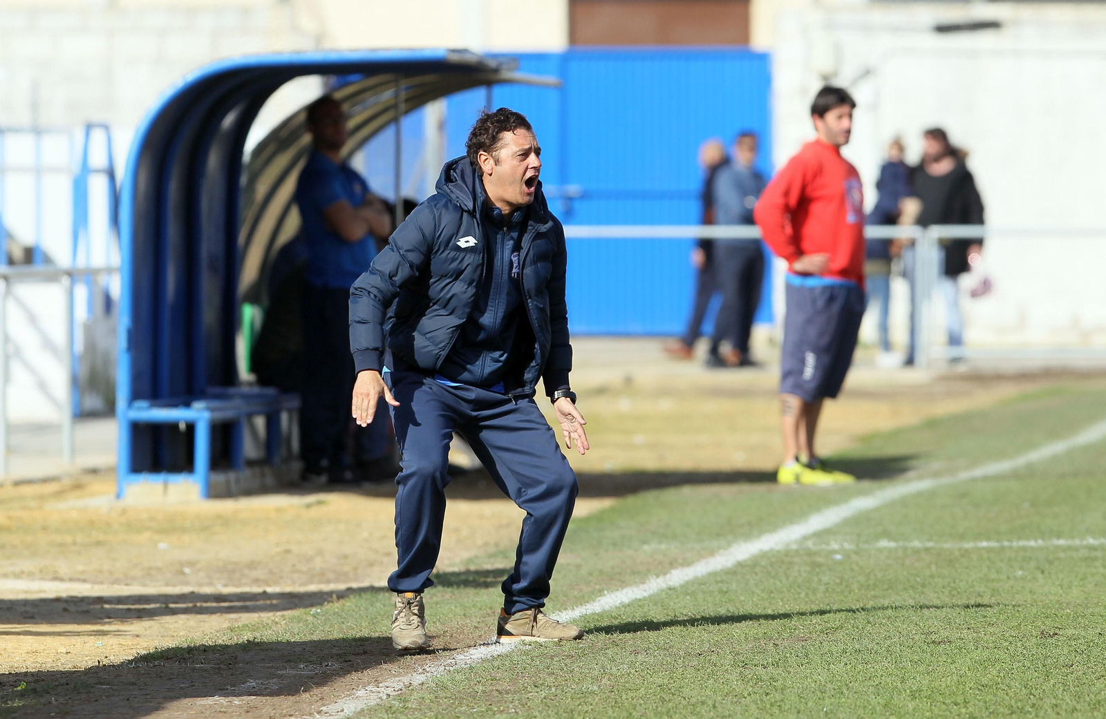Paco Cala grita a sus jugadores durante el partido contra el Tarifa.