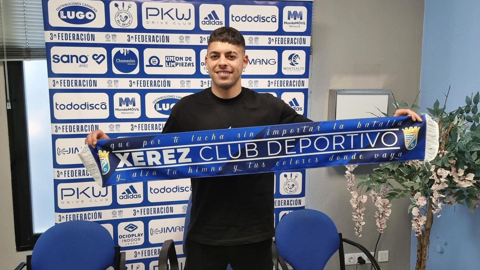 Charaf posa con una bufanda del XCD en su presentación en Clínica Montealto.