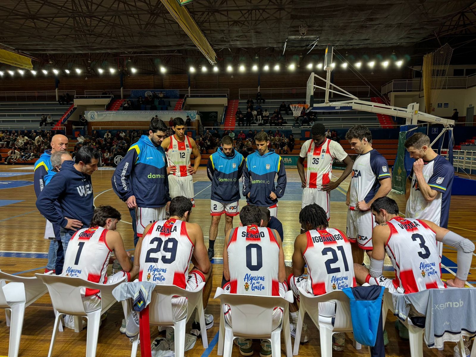 Udea, durante una charla de Miki en Huelva.