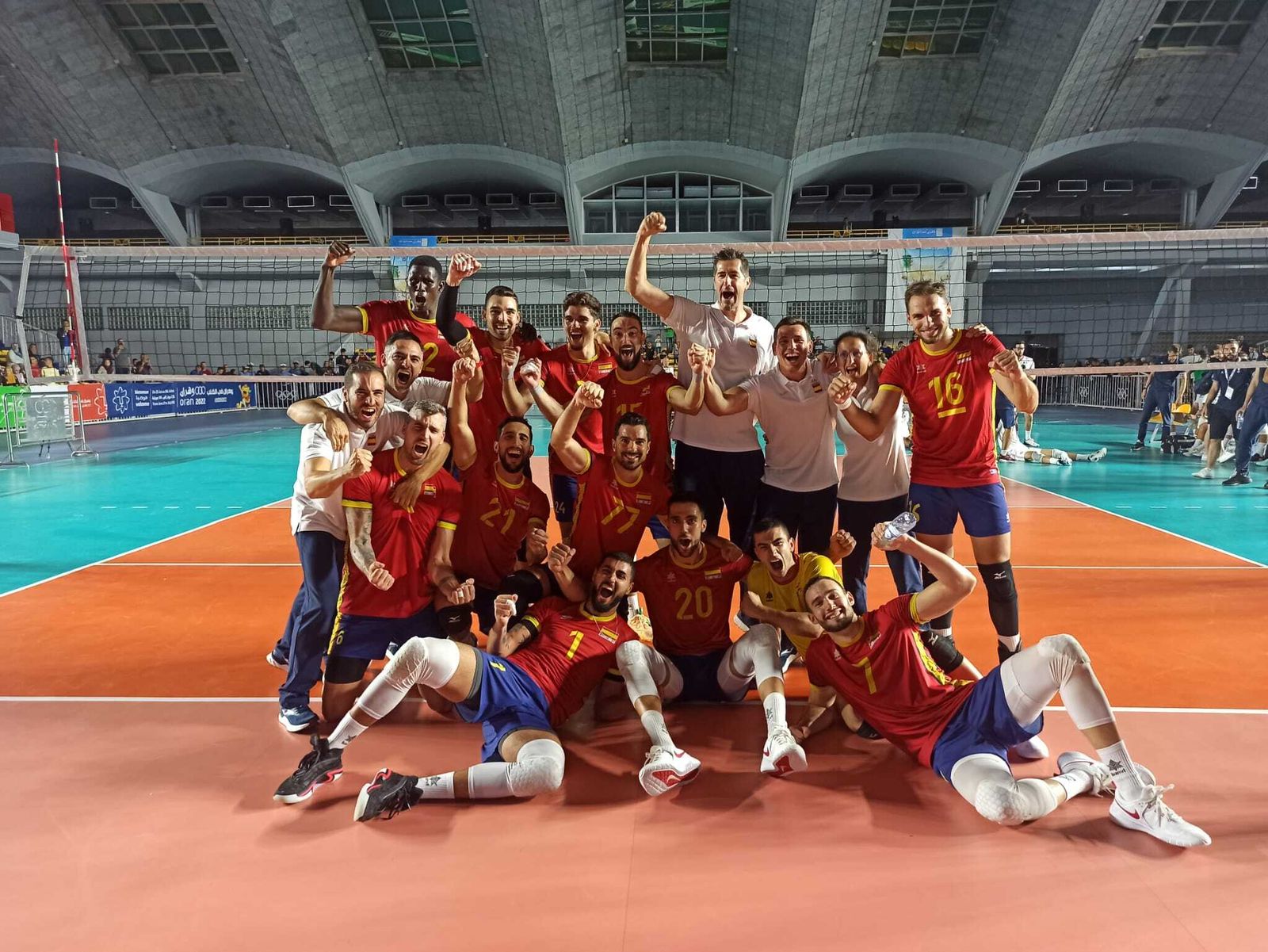 La selección de Andrés Villena festeja su pase a la final.