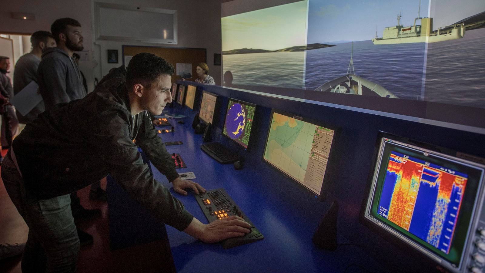 Alumnos del CIFP Marítimo Zaporito de San Fernando haciendo prácticas en un simulador de puente, en una imagen de archivo.