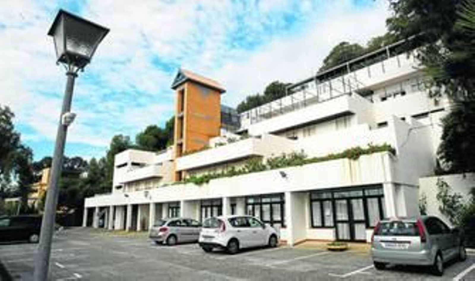 Fachada del colegio Academia Santa Teresa, más conocido como Teresianas, en Monte de Sancha.