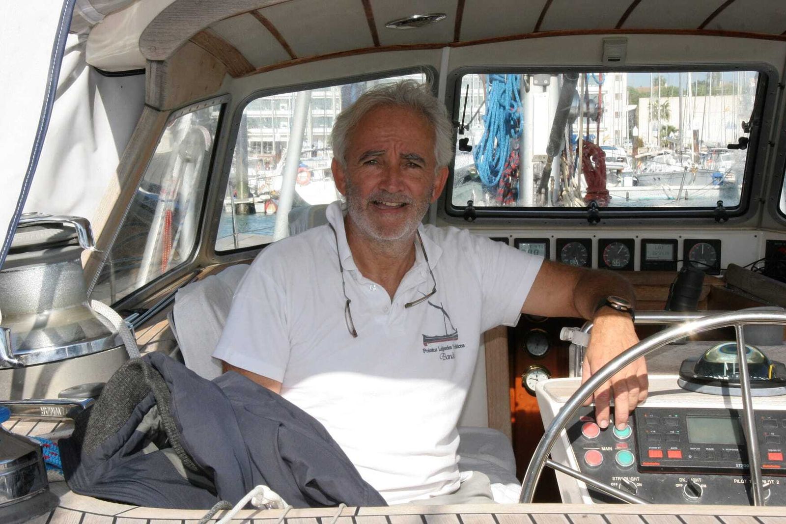 El navegante Pierre Mahul, a bordo del velero Michaella, en el que ha emprendido la vuelta al mundo en solitario.