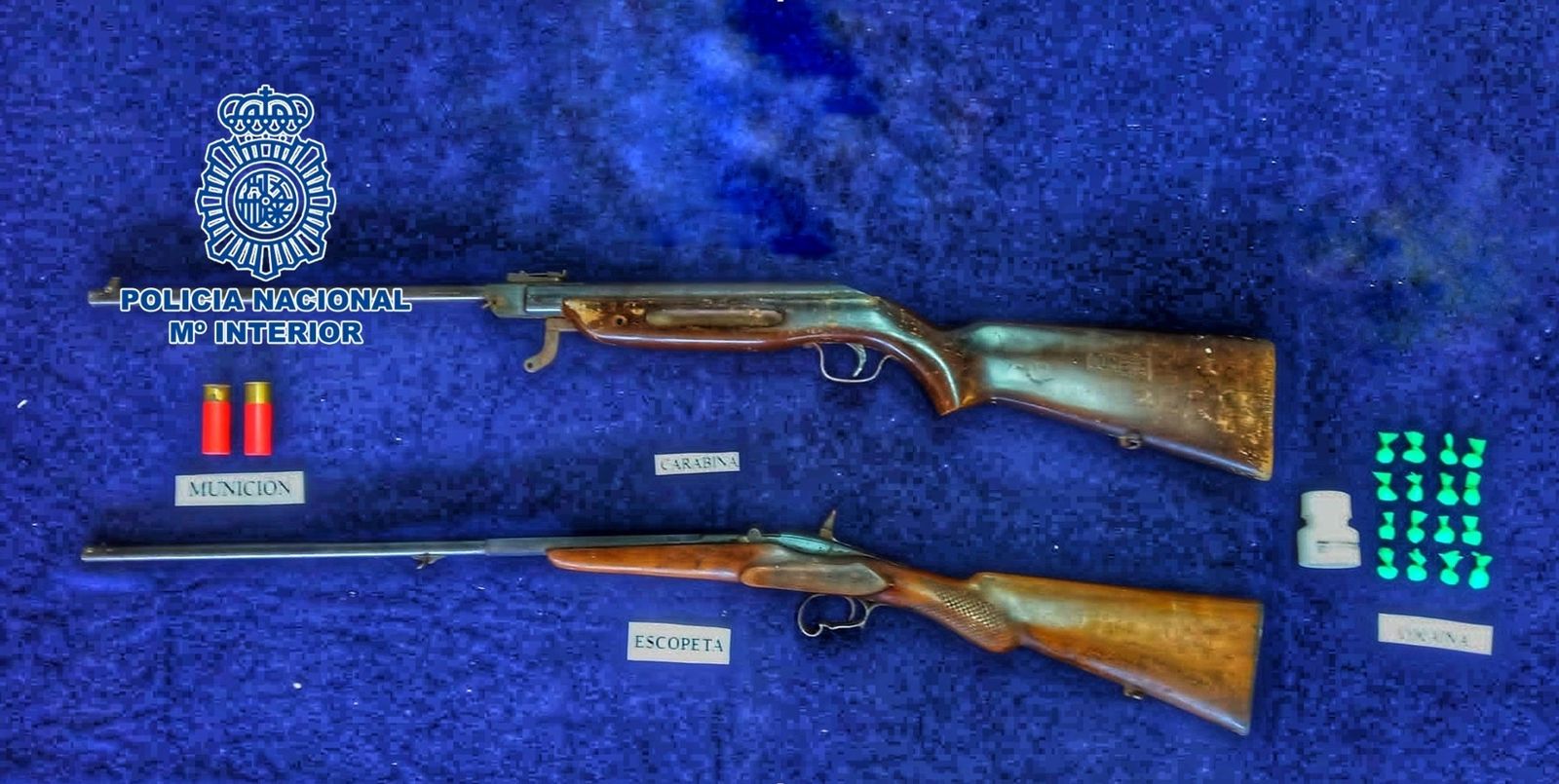 Armas y parte de la droga incautada.