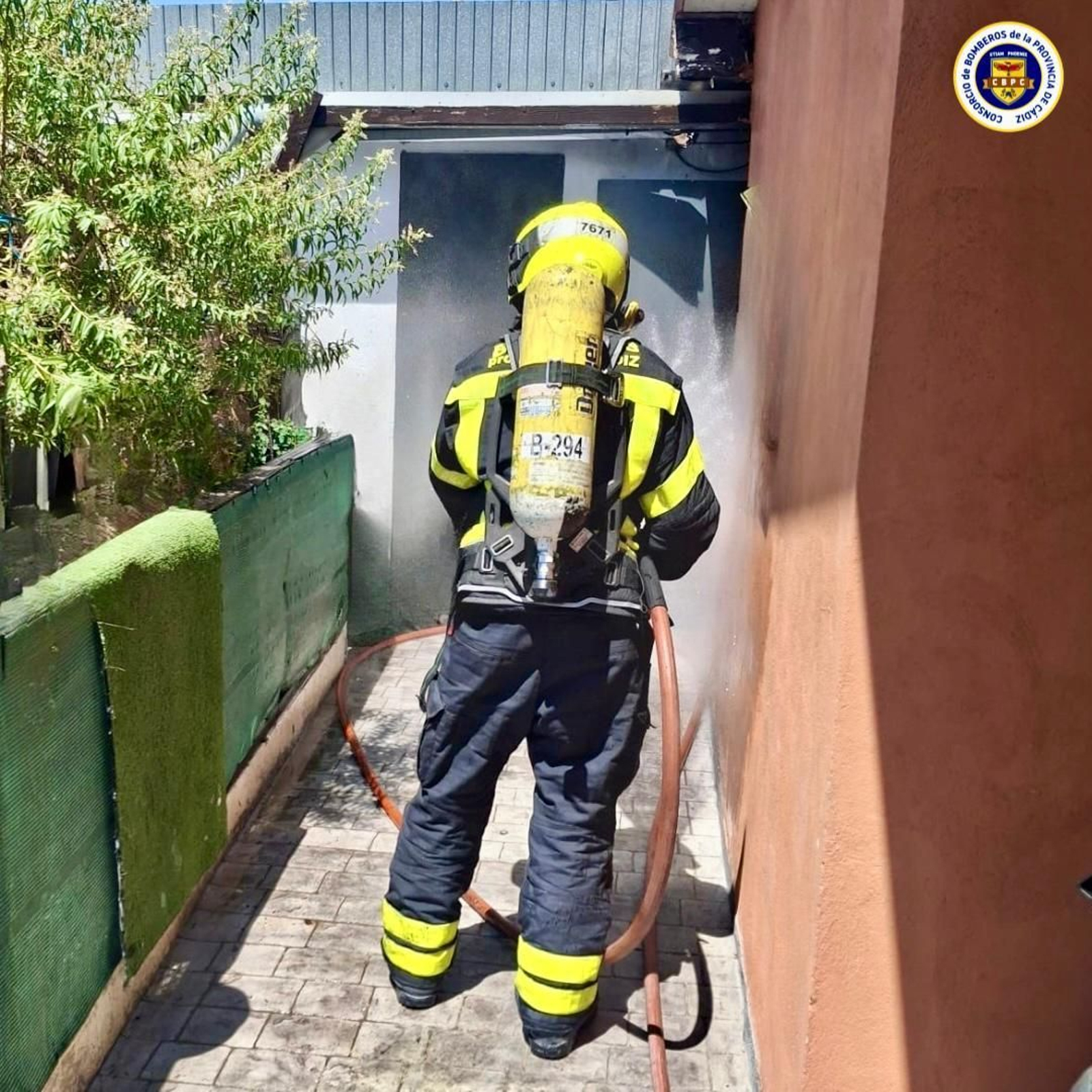 Imagen cedida por el Consorcio de Bomberos donde se ve a un efectivo en el momento de la extinción.