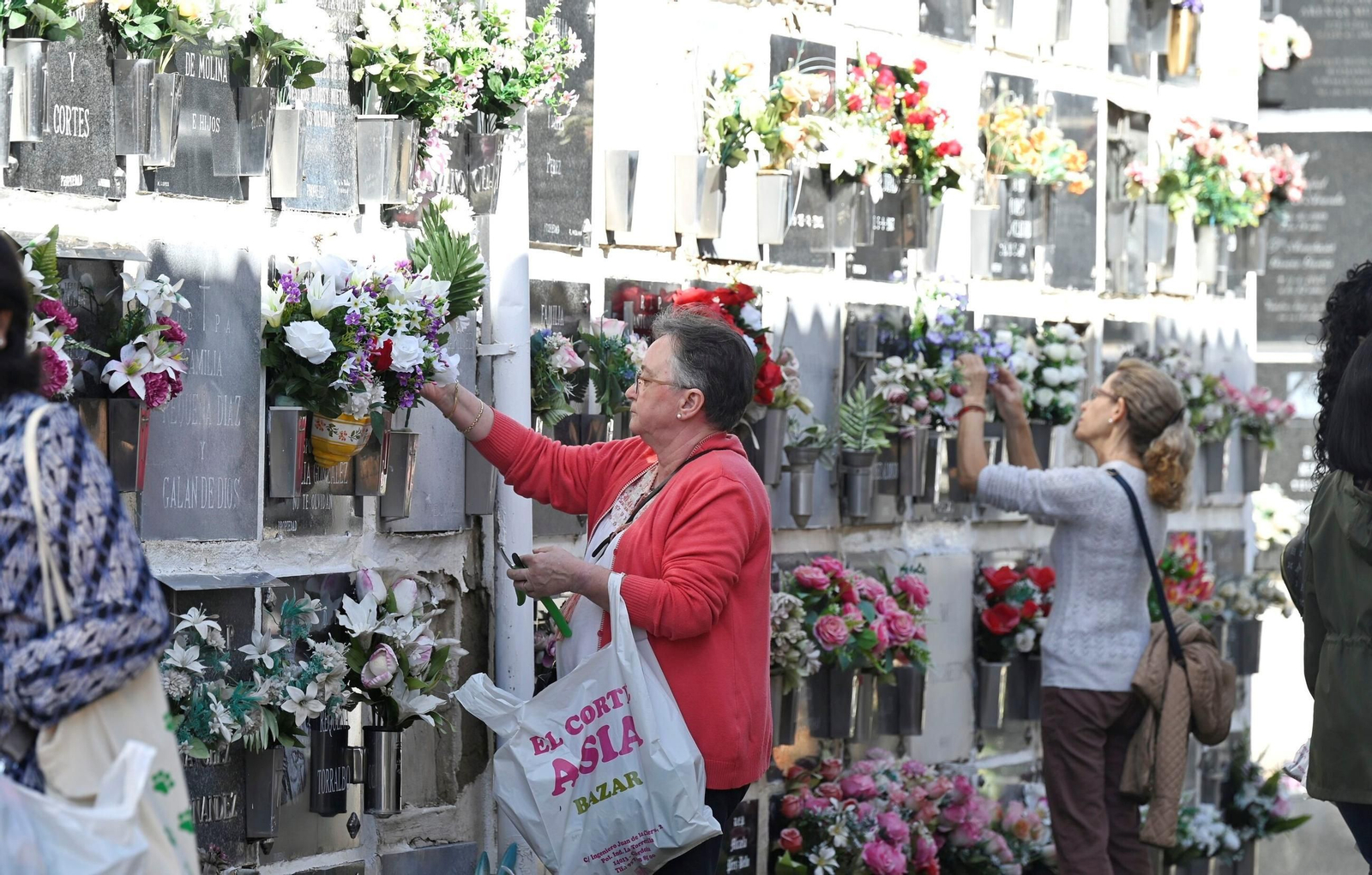 Las imágenes del día de Todos los Santos en los cementerios de Córdoba