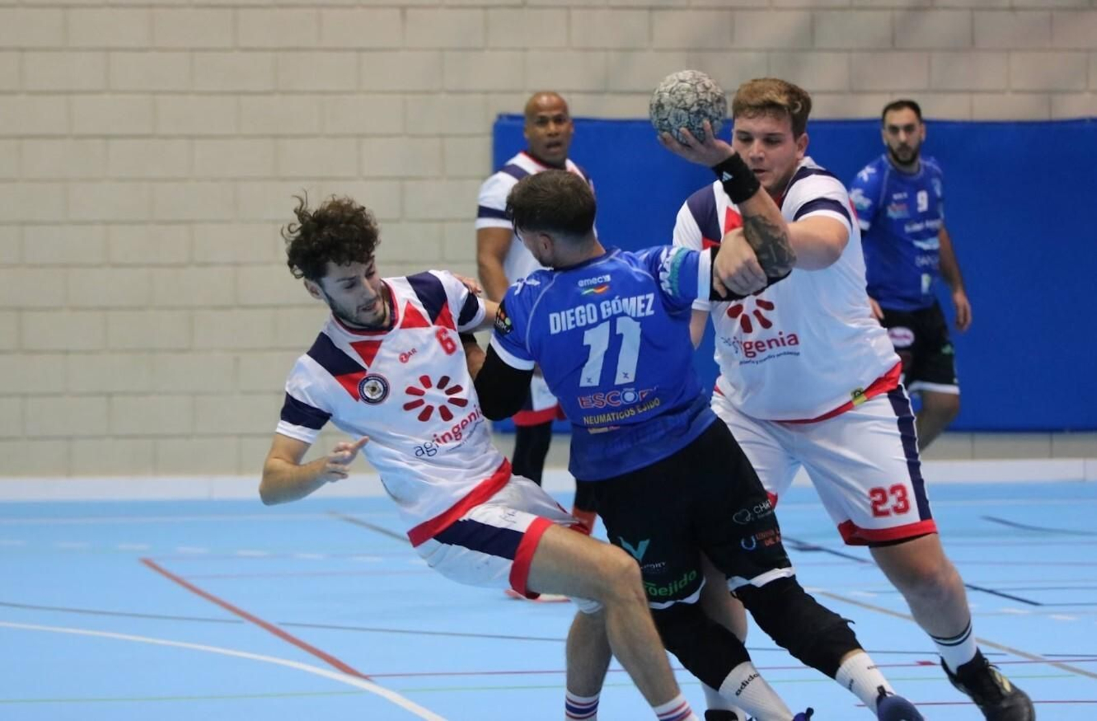 El canterano-sureño Diego Gómez realiza un disparo en un partido de esta temporada.