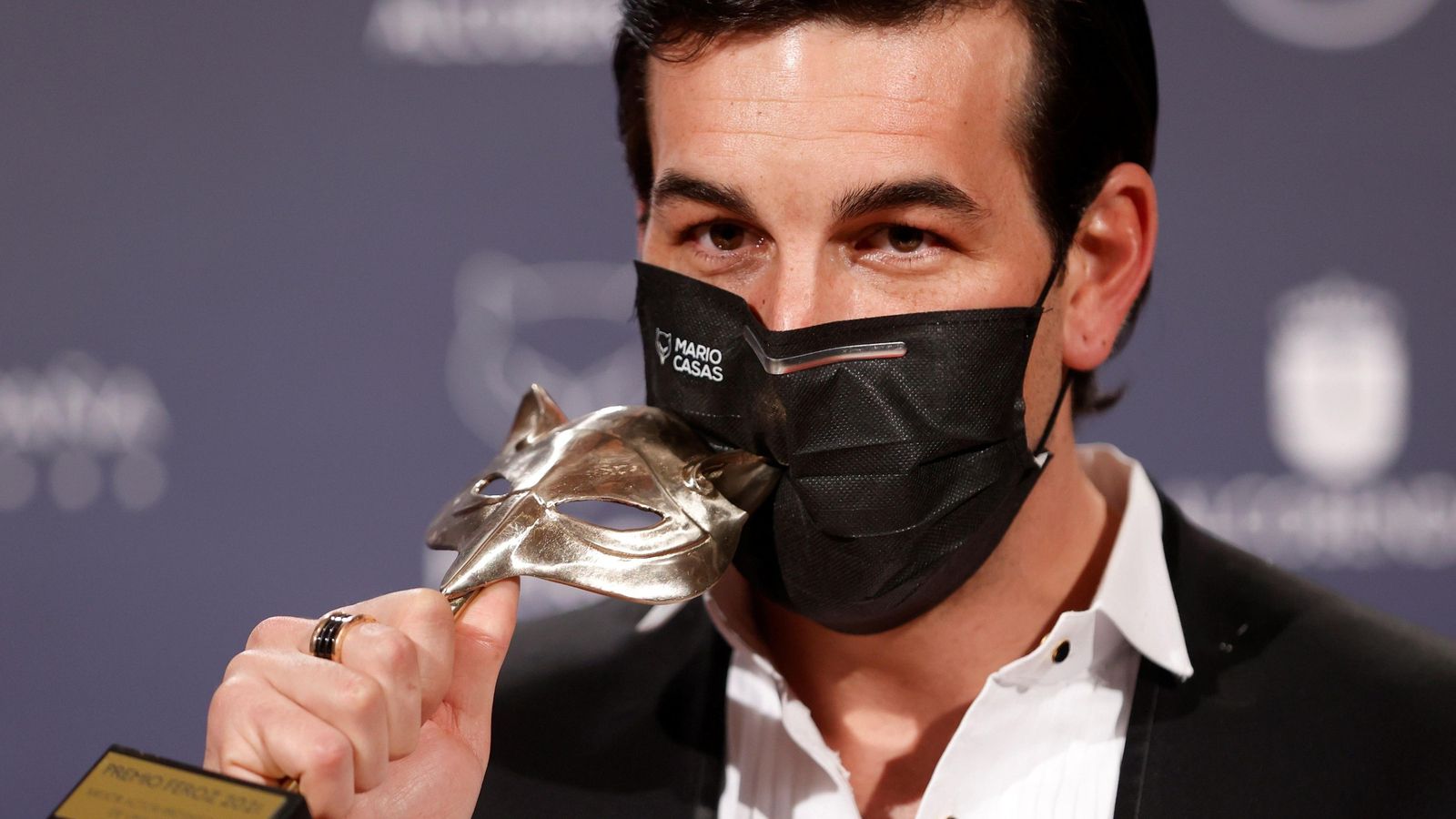 Mario Casas, con su Feroz al mejor actor.