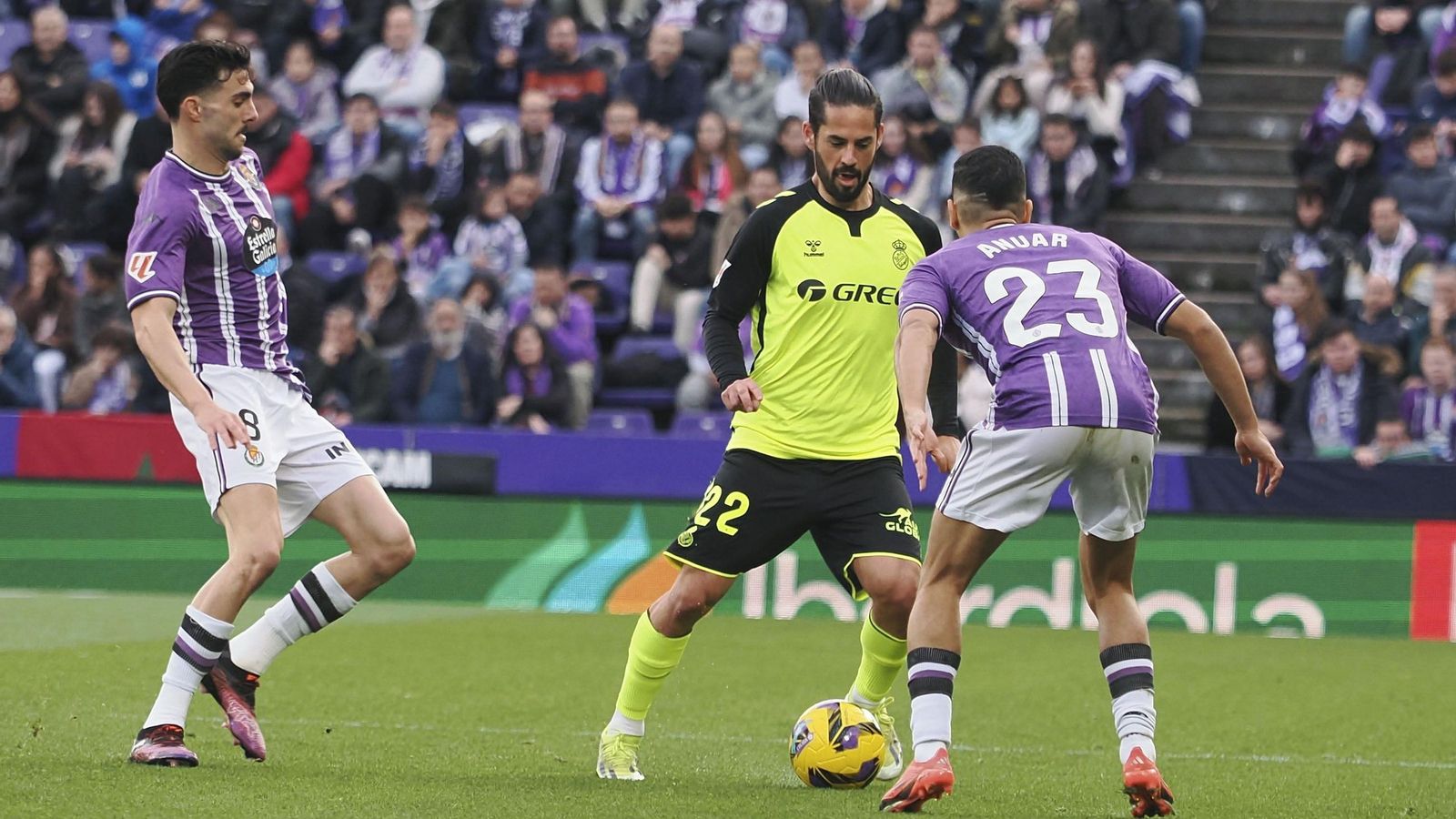 Isco Alarcón conduce ante dos rivales del Valladolid.
