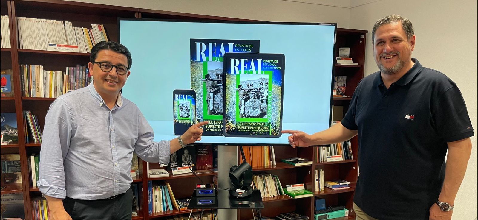 Manuel Guzmán y Francisco Alonso con la portada del número especial de la Revista REAL dedicado al esparto.