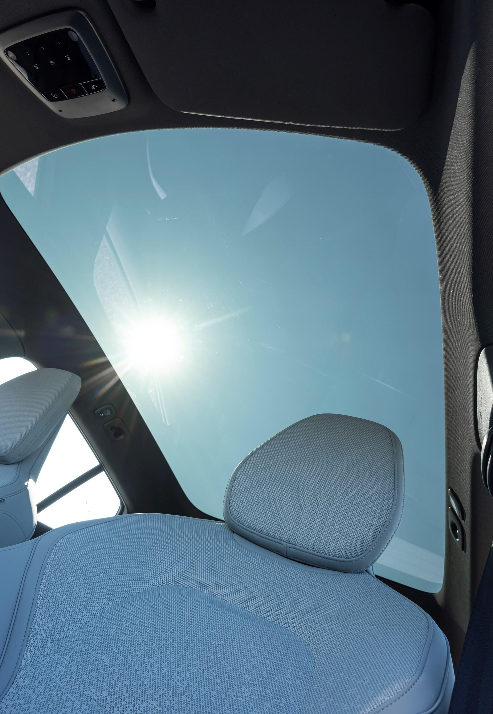 La superficie acristalada, junto al minimalismo del diseño, ayudan a sentirse de modo muy distinto en el EX30 respecto a otros coches.