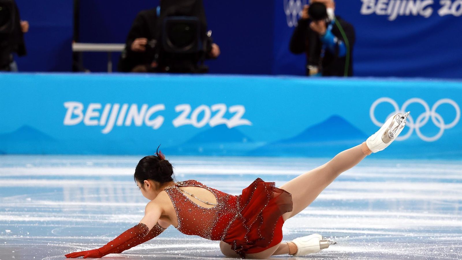 Una caída de Zhu Yi, durante su ejercicio en Pekín 2022.
