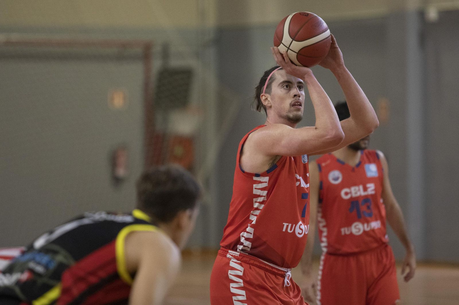 Javi Hernández se dispone a lanzar un tiro libre con el CB La Zubia.