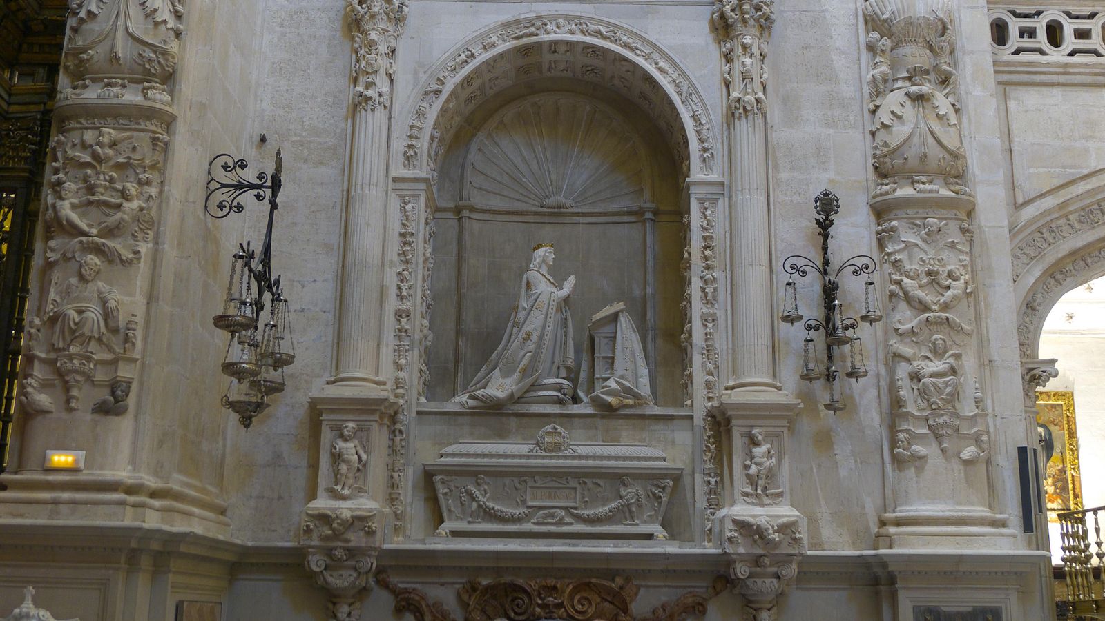 El sepulcro del rey en la Capilla Real de la Catedral de Sevilla.