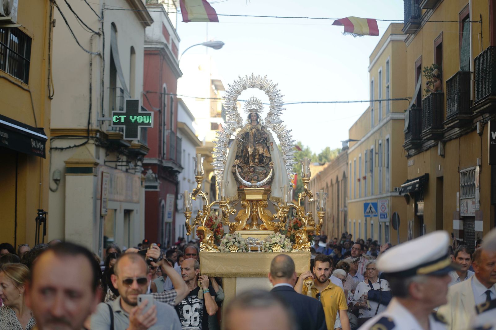 La Virgen del Carmen de Calatrava llega al puente de la Barqueta.