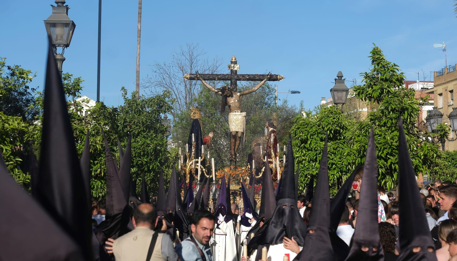 Jueves Santo en Córdoba: la procesión del Cristo de Gracia, en imágenes