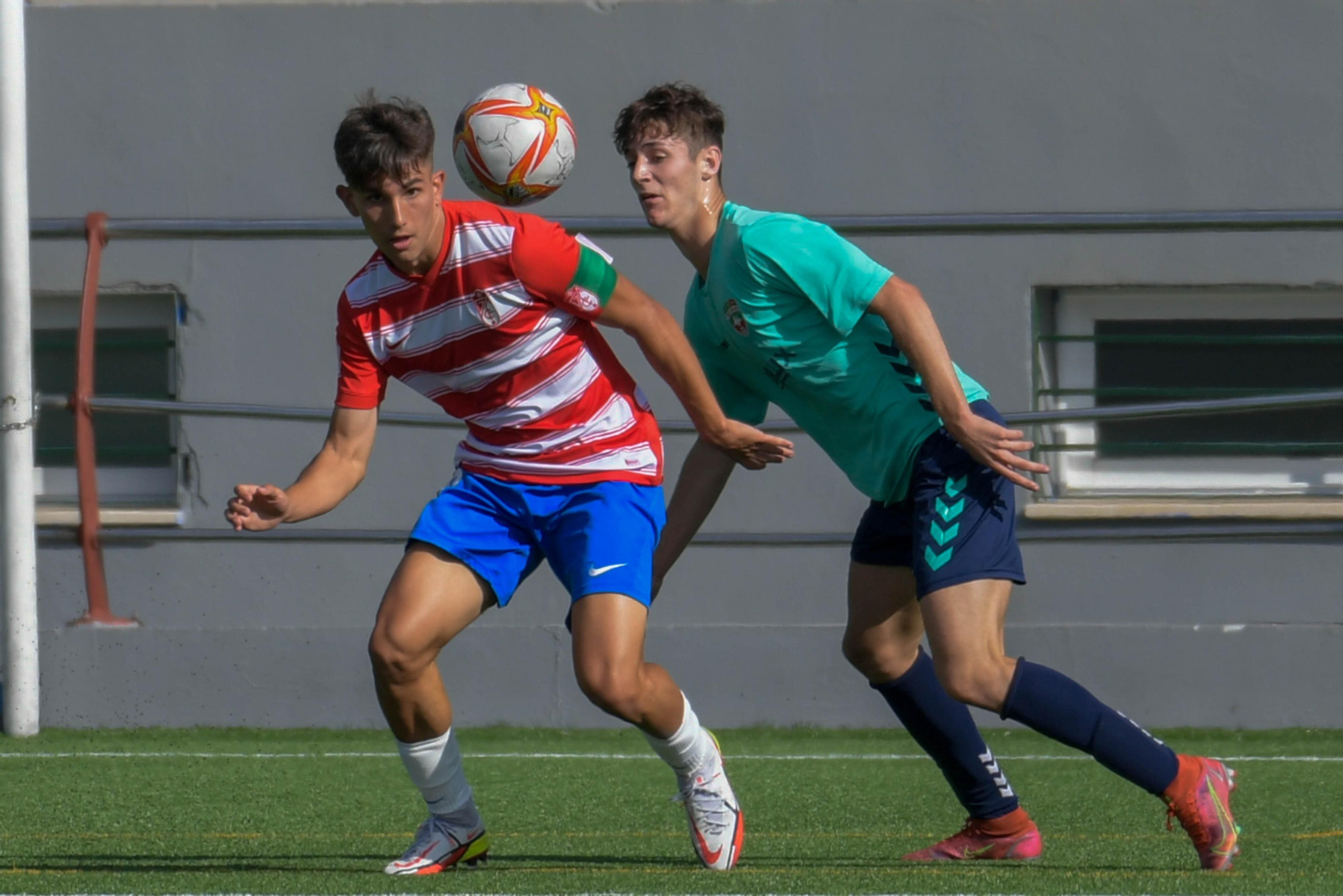 Acción ofensiva del Granada juvenil en un partido anterior