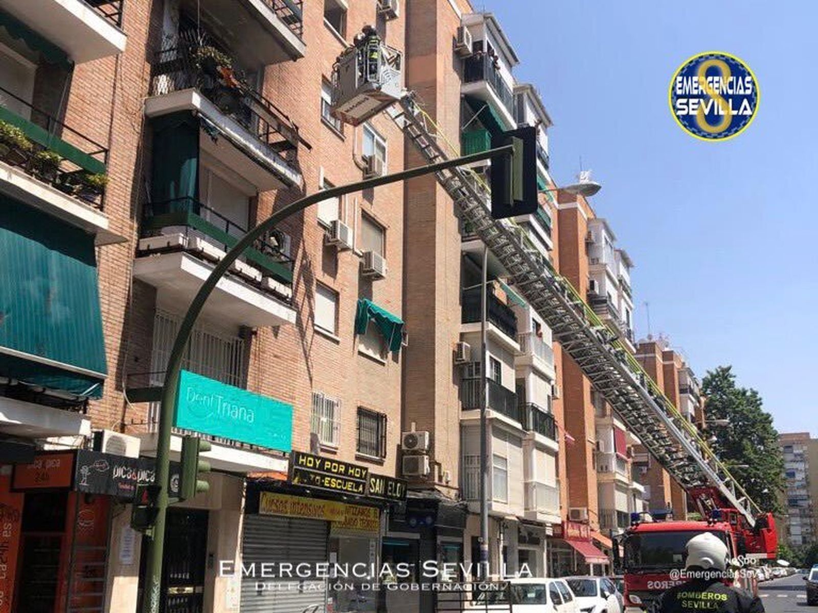 Herido con quemaduras un policía local de Sevilla en un incendio de un toldo en Triana