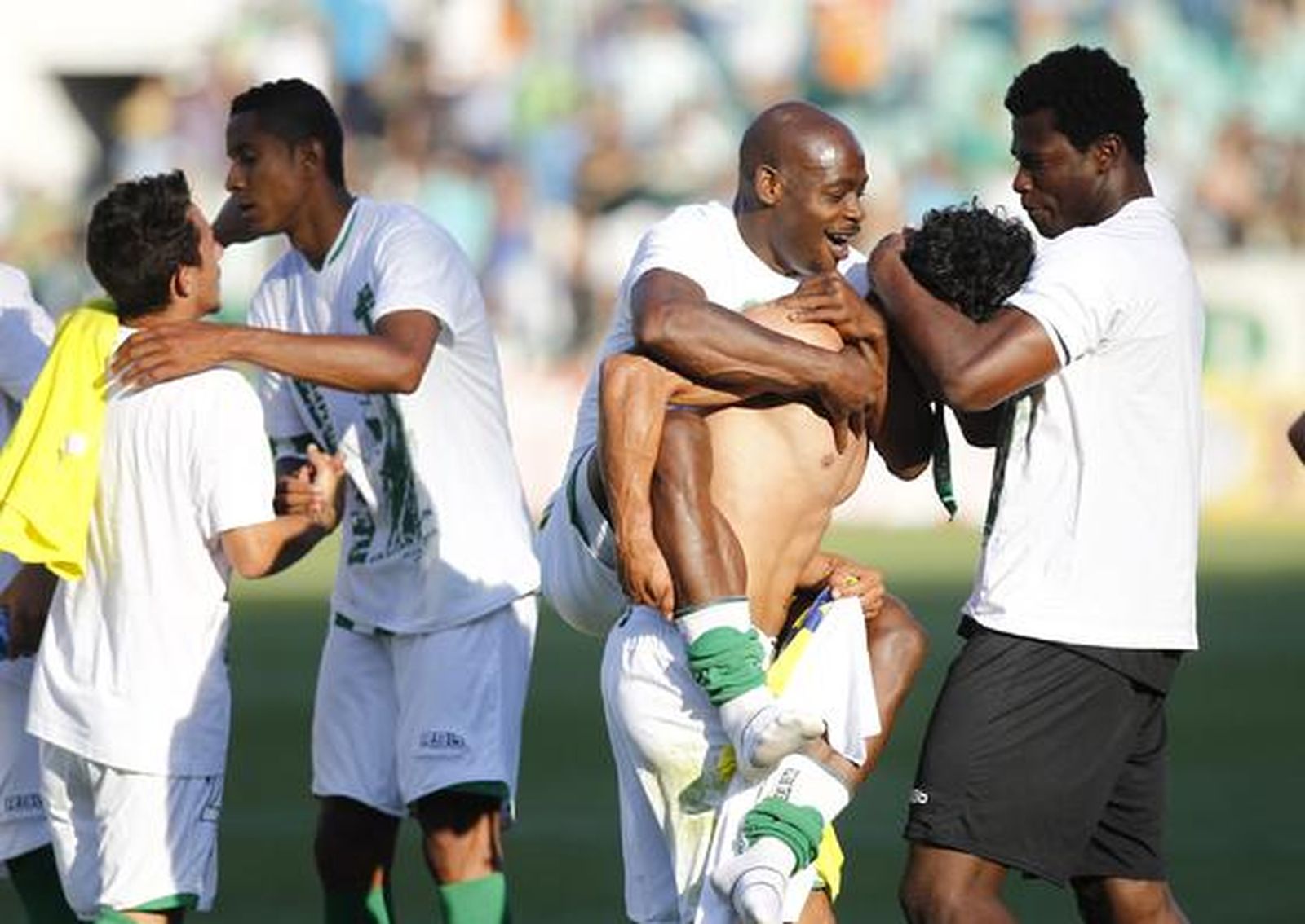 El Betis pone el broche de oro a la temporada con el título de la Liga Adelante. / Antonio Pizarro