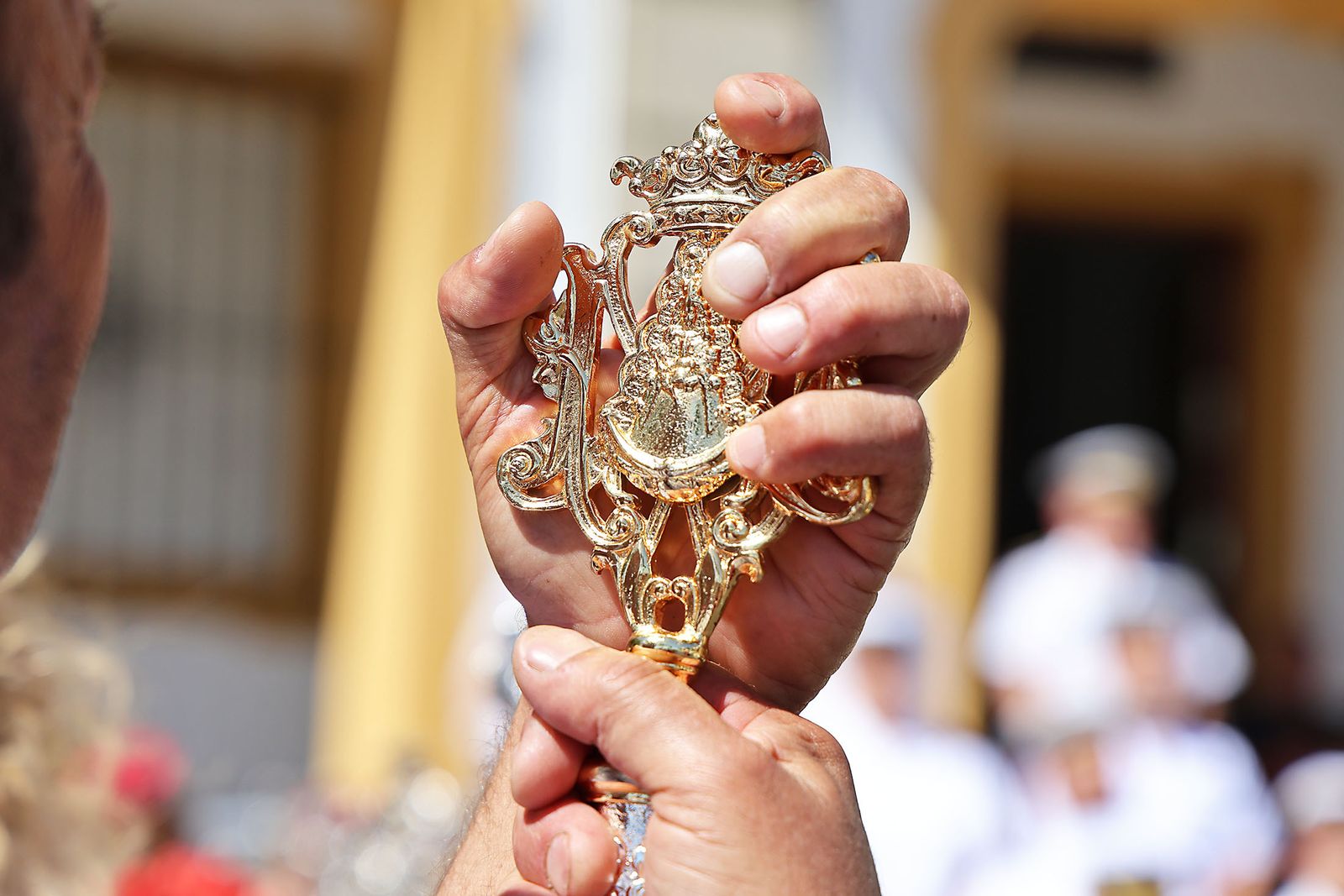 Imágenes de la Hermandad del Rocío de Punta Umbría a su paso por Huelva