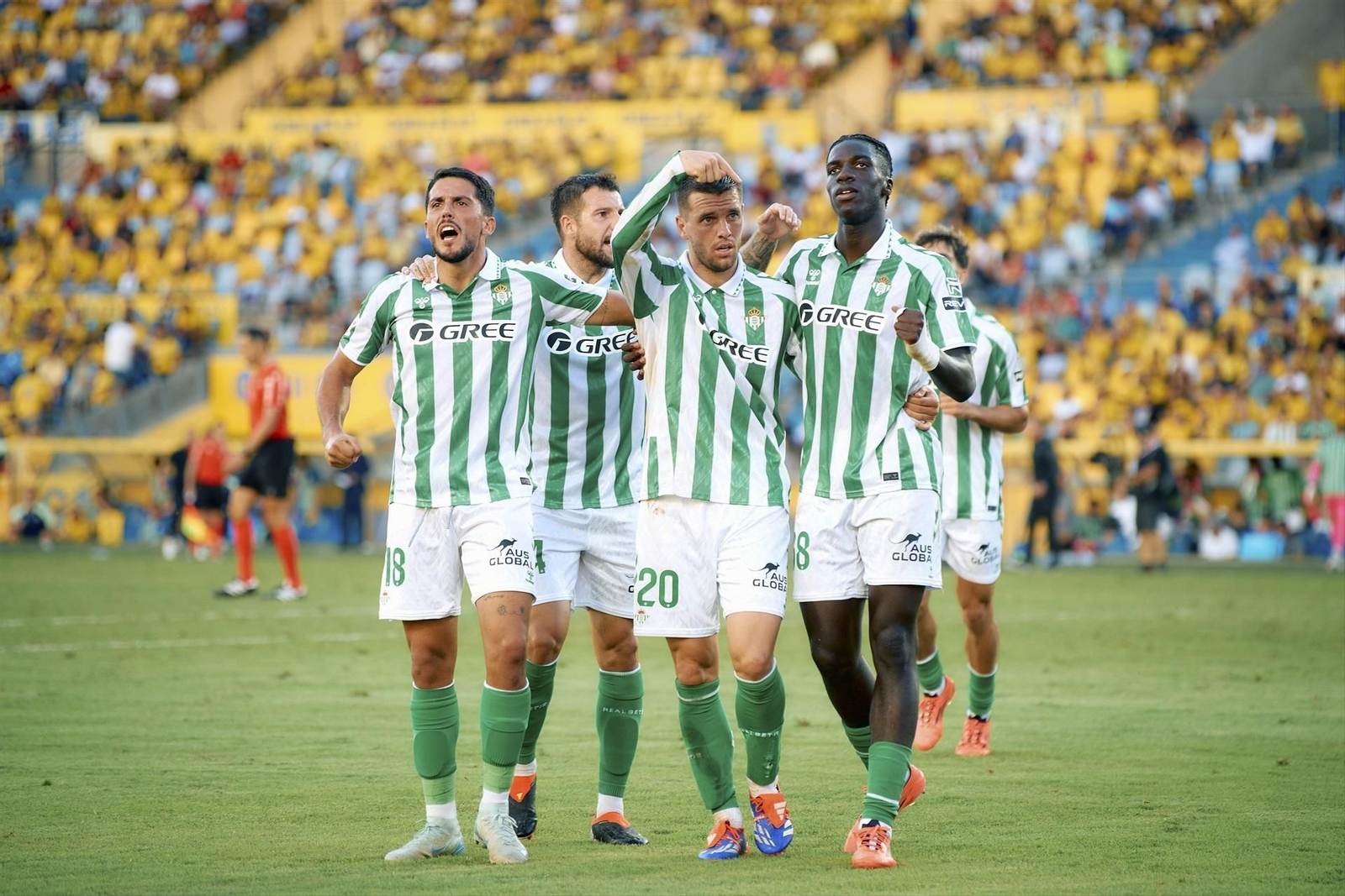 Lo Celso le dedica su gol a Assane Diao por su pase.