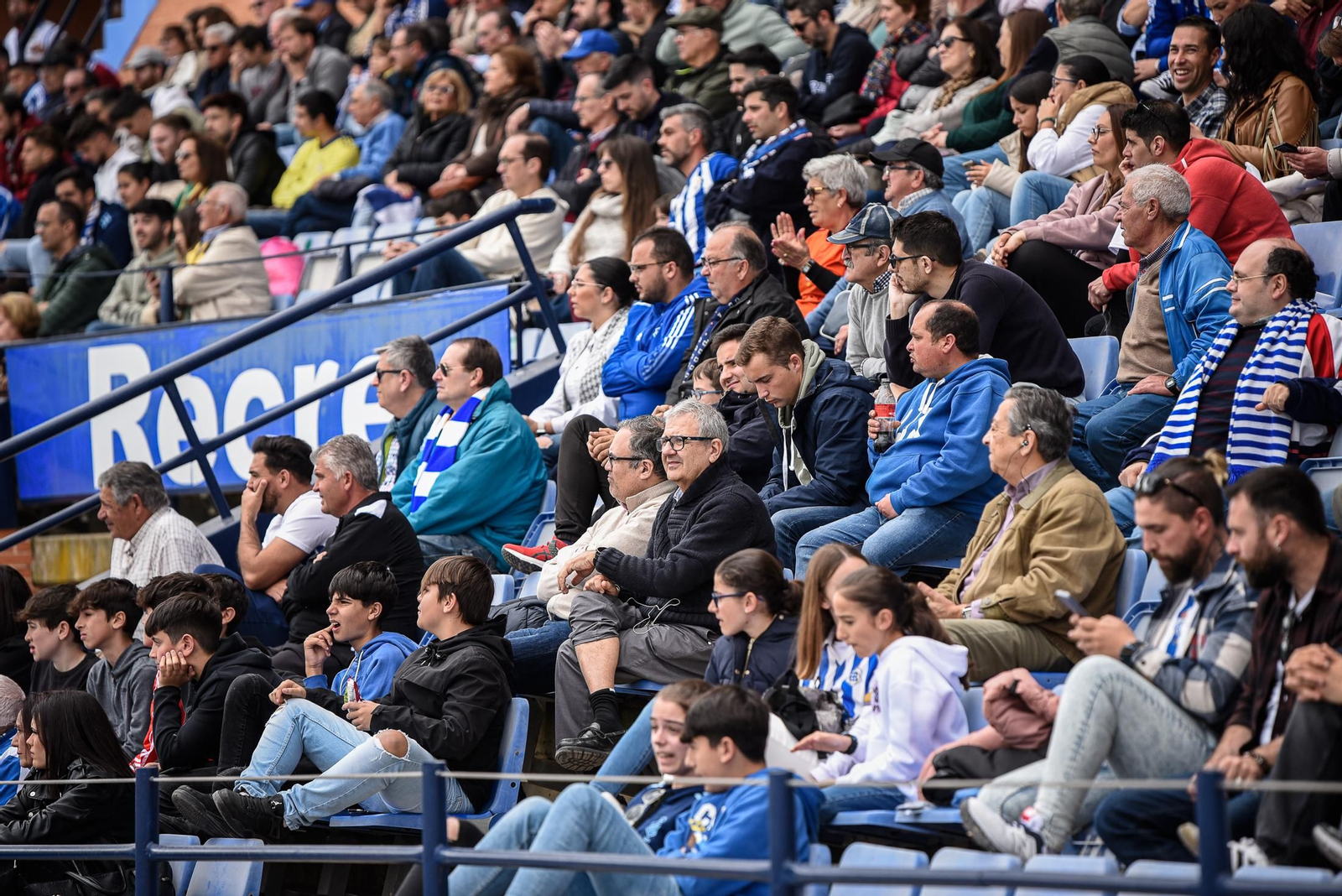 Imágenes de la afición en el Colombino en el Recreativo - Antequera