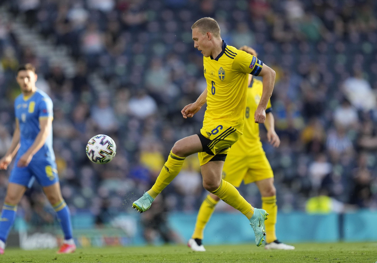Augustinsson, como capitán de Suecia ante Ucrania, en la Eurocopa.