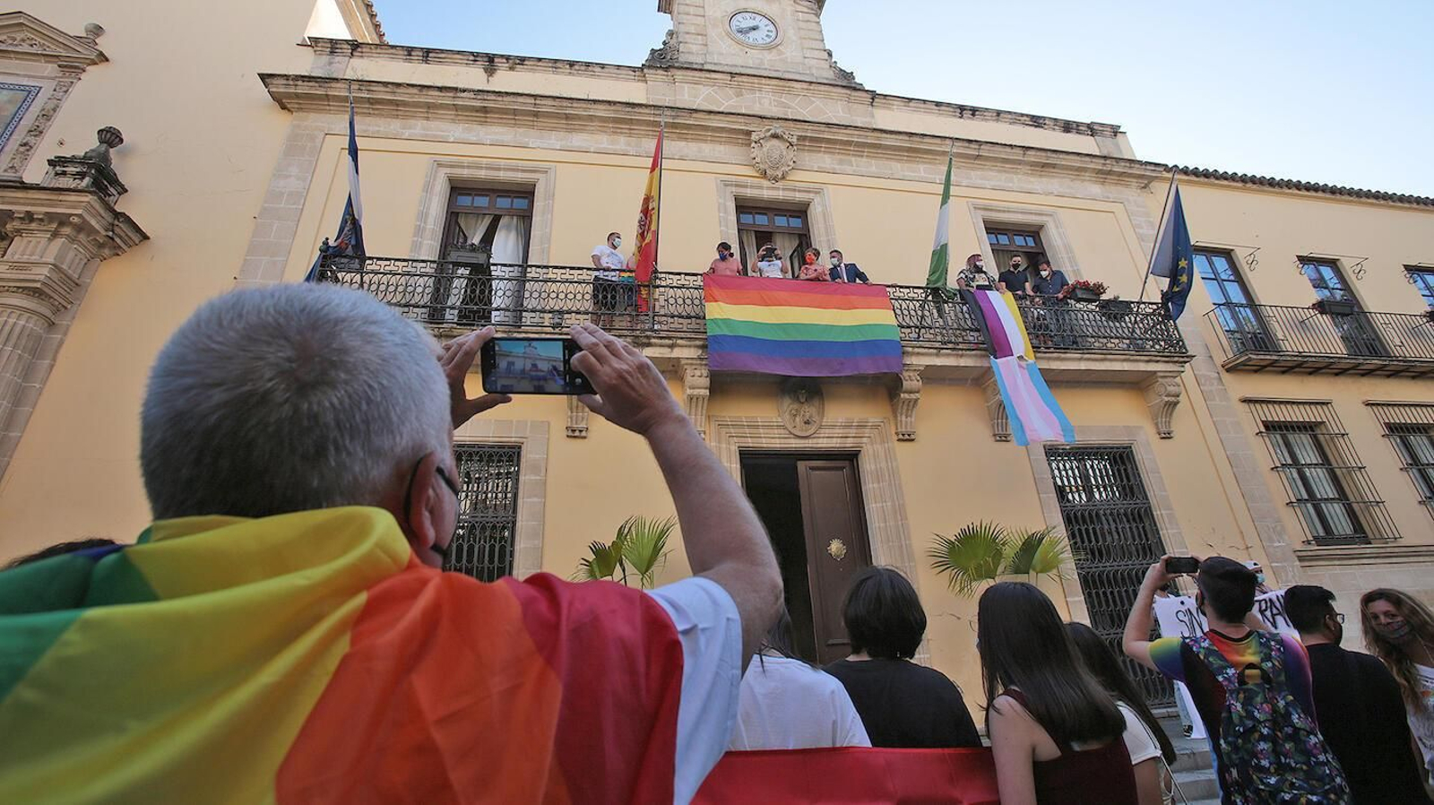 Por la tarde se izó la bandera arcoíris en la fachada principal del Ayuntamiento.