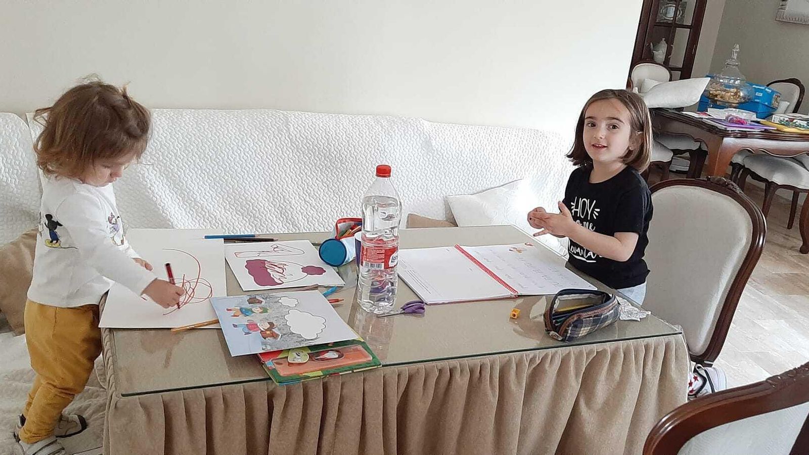 Alumnas del CEIP Antonio Machado de Pedro Abad, haciendo tareas en casa.