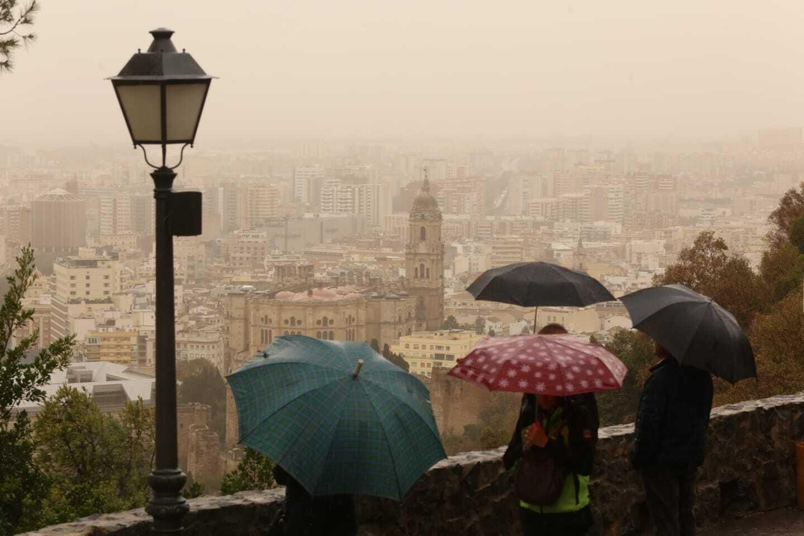 Fotos del efecto de la calima en Málaga y en sus coches