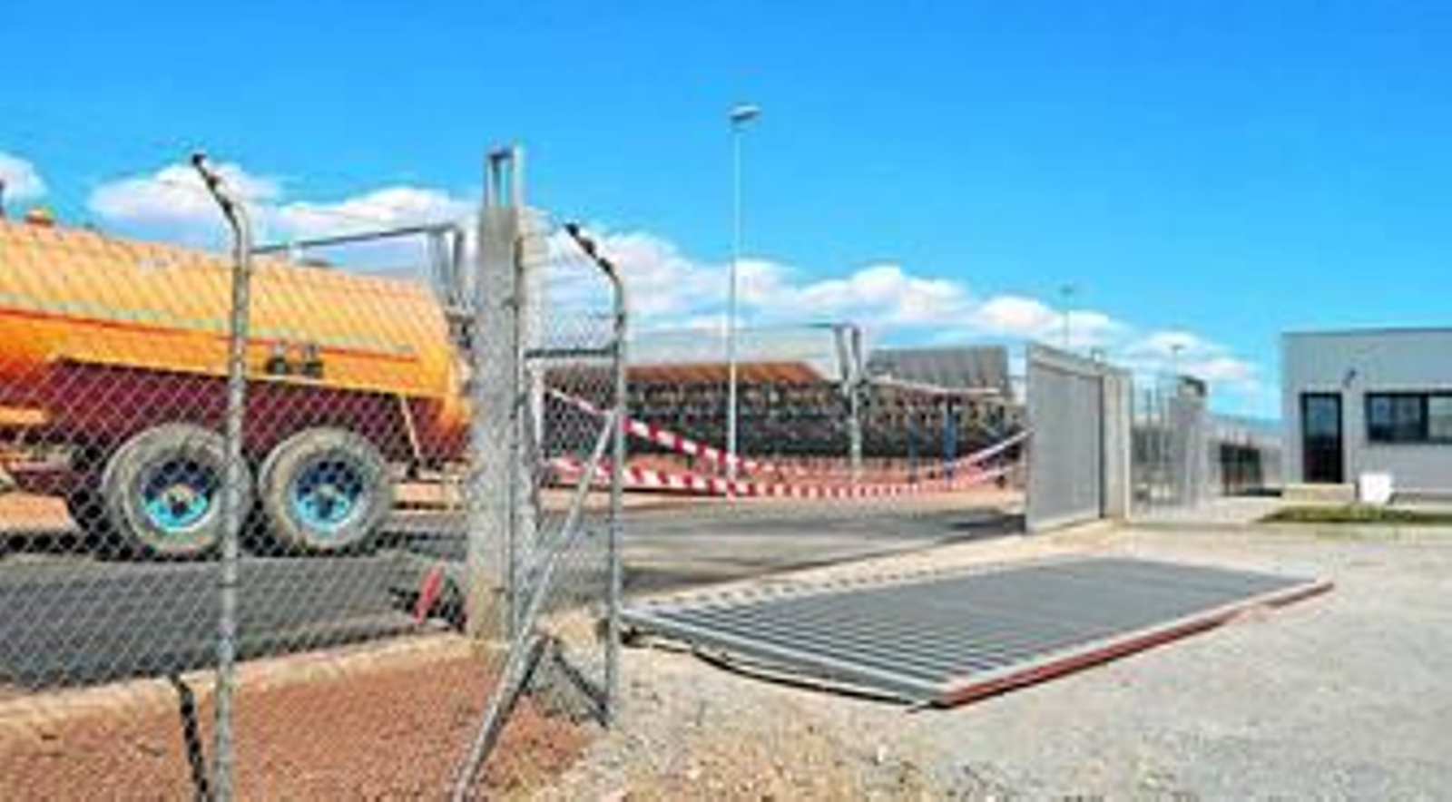 Imagen de la puerta metálica que se desplomó encima del trabajador.