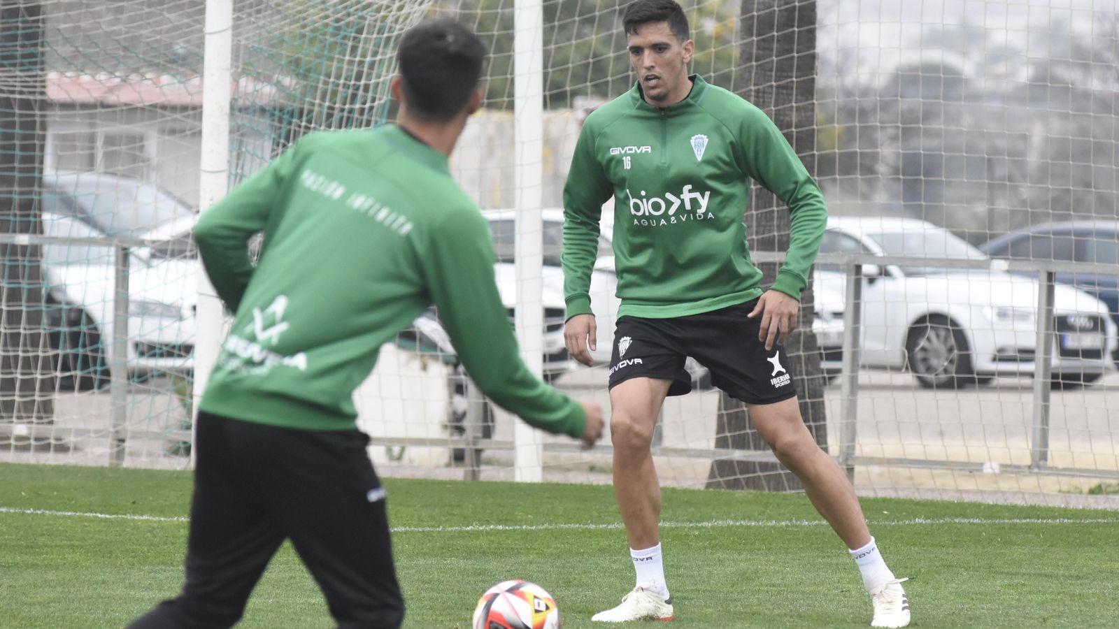 José Antonio Martínez recibe el balón en el entrenamiento del Córdoba CF de este miércoles. José Antonio Martínez recibe el balón en el entrenamiento del Córdoba CF de este miércoles.